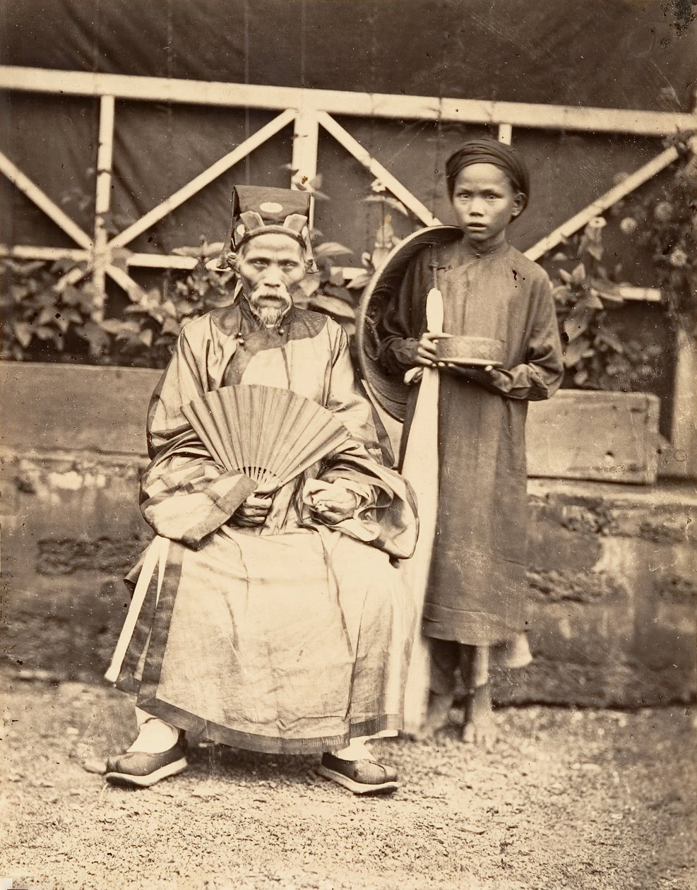 Náčelník vesnice v oficiálním kostýmu, Cochinchina, 1866. od Emile Gsell