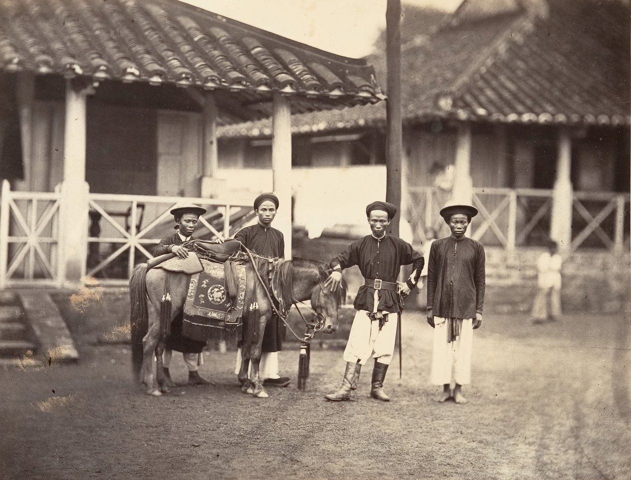 Bohatý Annamit jezdící na koni, Cochin, Čína, 1866. od Emile Gsell