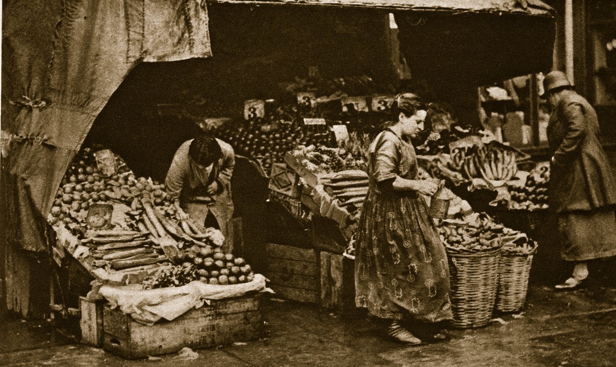 Zelinář z Commercial Road, East End of London (sépiová fotografie) od English Photographer