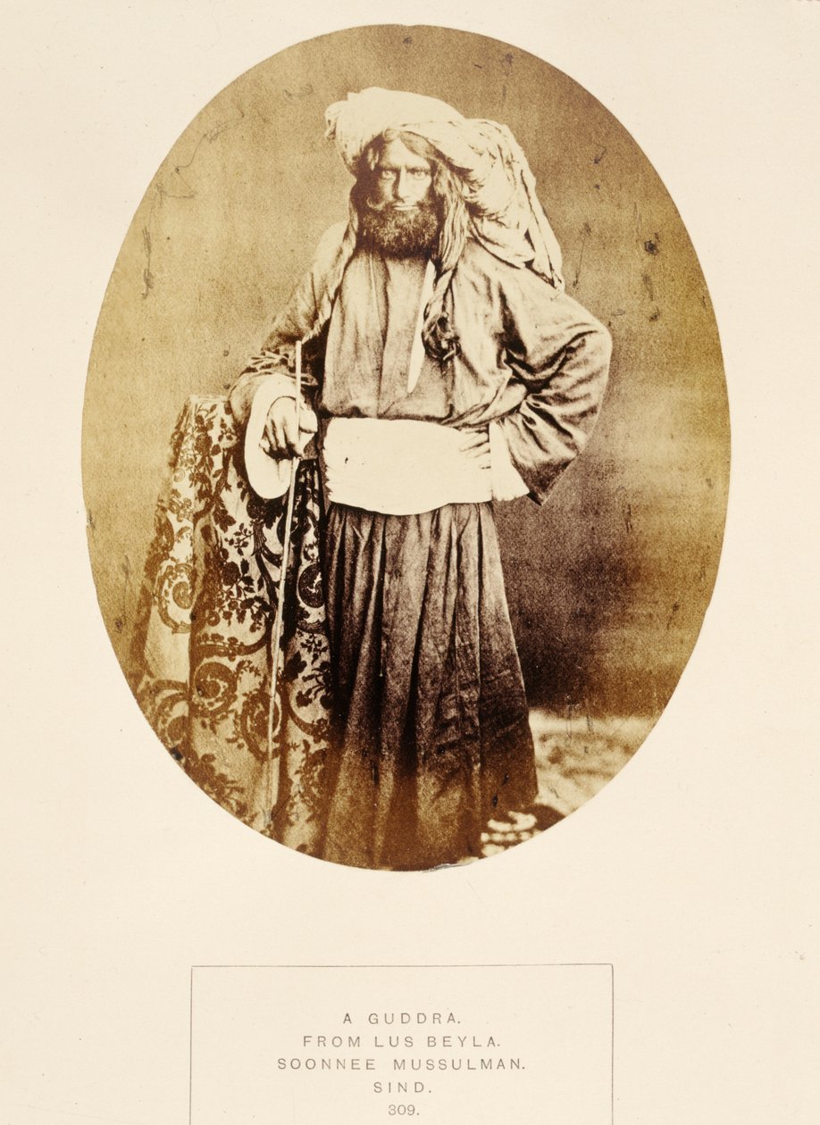 A Guddra, od Lus Beyla, Soonnee Mussulman, Sind, od The People of India, od J. Forbes Watson, publikováno 1868 (tisk alba) od English Photographer