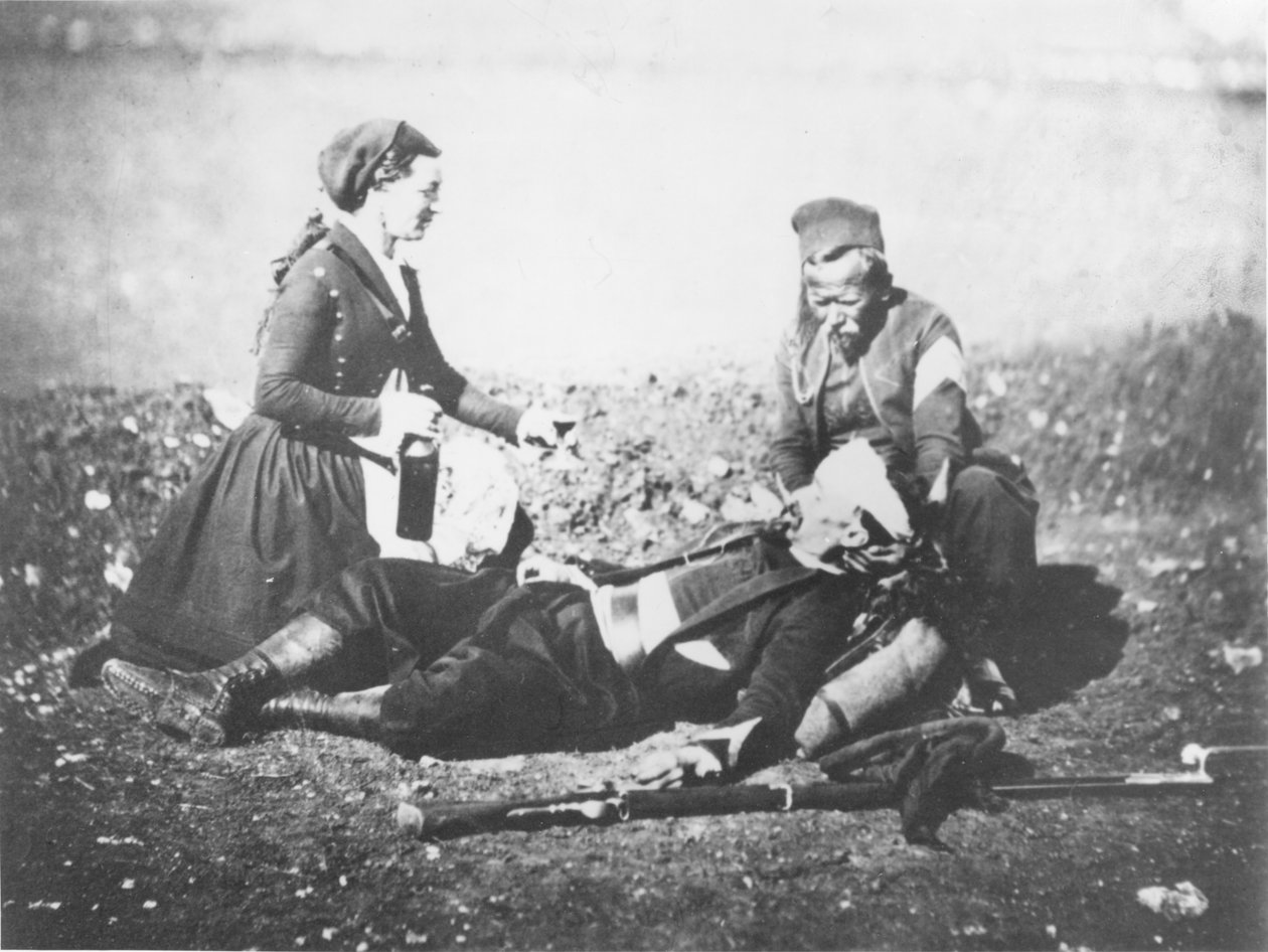 Zdravotní sestra pečující o zraněného muže na Krymu, kolem roku 1855 od English Photographer