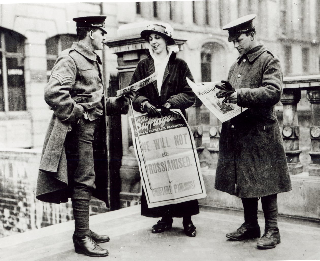 Suffragette prodávající noviny dvěma vojákům, kolem roku 1914 od English Photographer