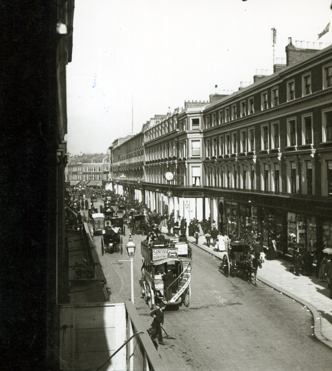 Pohled na Westbourne Grove, Londýn, ukazující Whiteleyův obchodní dům, c.1890 od English Photographer