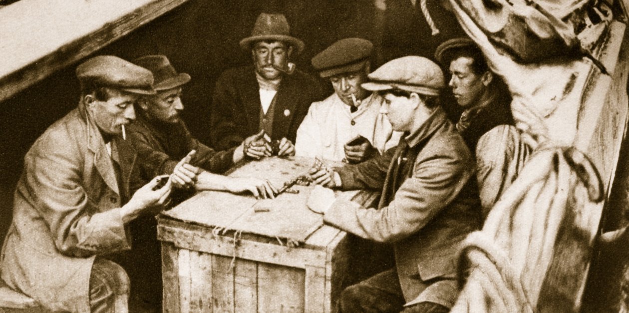 Člun a přátelé hrají domino v nákladovém prostoru člunu, Londýn (sépiová fotografie) od English Photographer