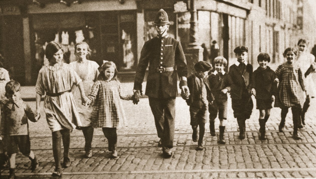 Obchůzkář pomáhá dětem na konci školního dne přejít ulici, z knihy Wonderful London, vydané v letech 1926-27 (fotogravura). od English Photographer