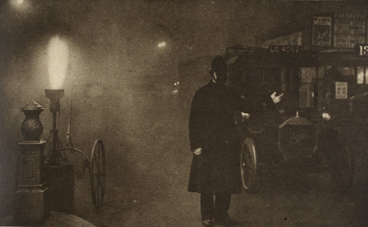 Strážník řídí provoz v mlze, kde se Charing Cross setkává s Trafalgarským náměstím (sépiová fotografie) od English Photographer