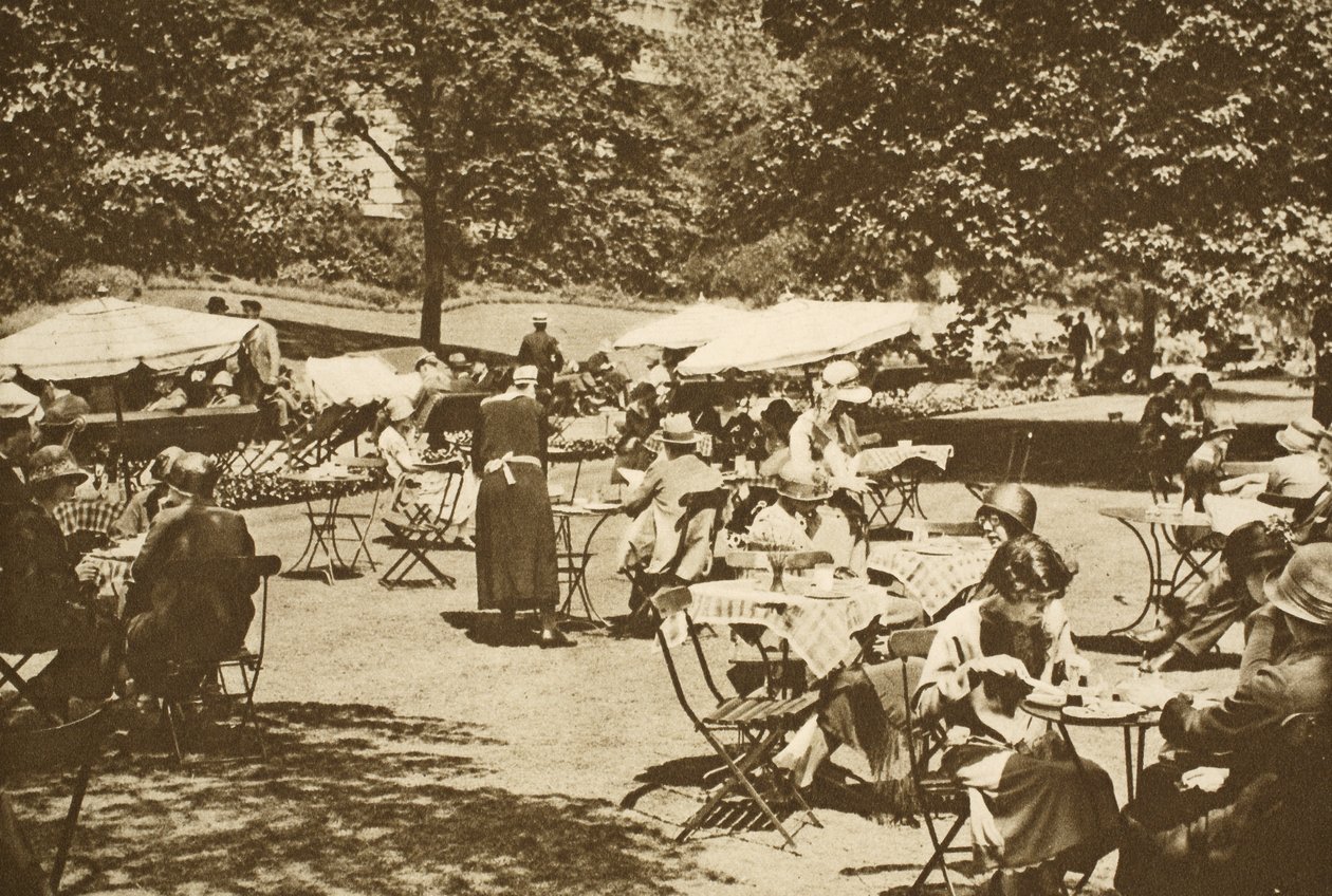 Kontinentální scéna při obědě v zahradách Embankment Gardens, Charing Cross (sépiová fotografie) od English Photographer
