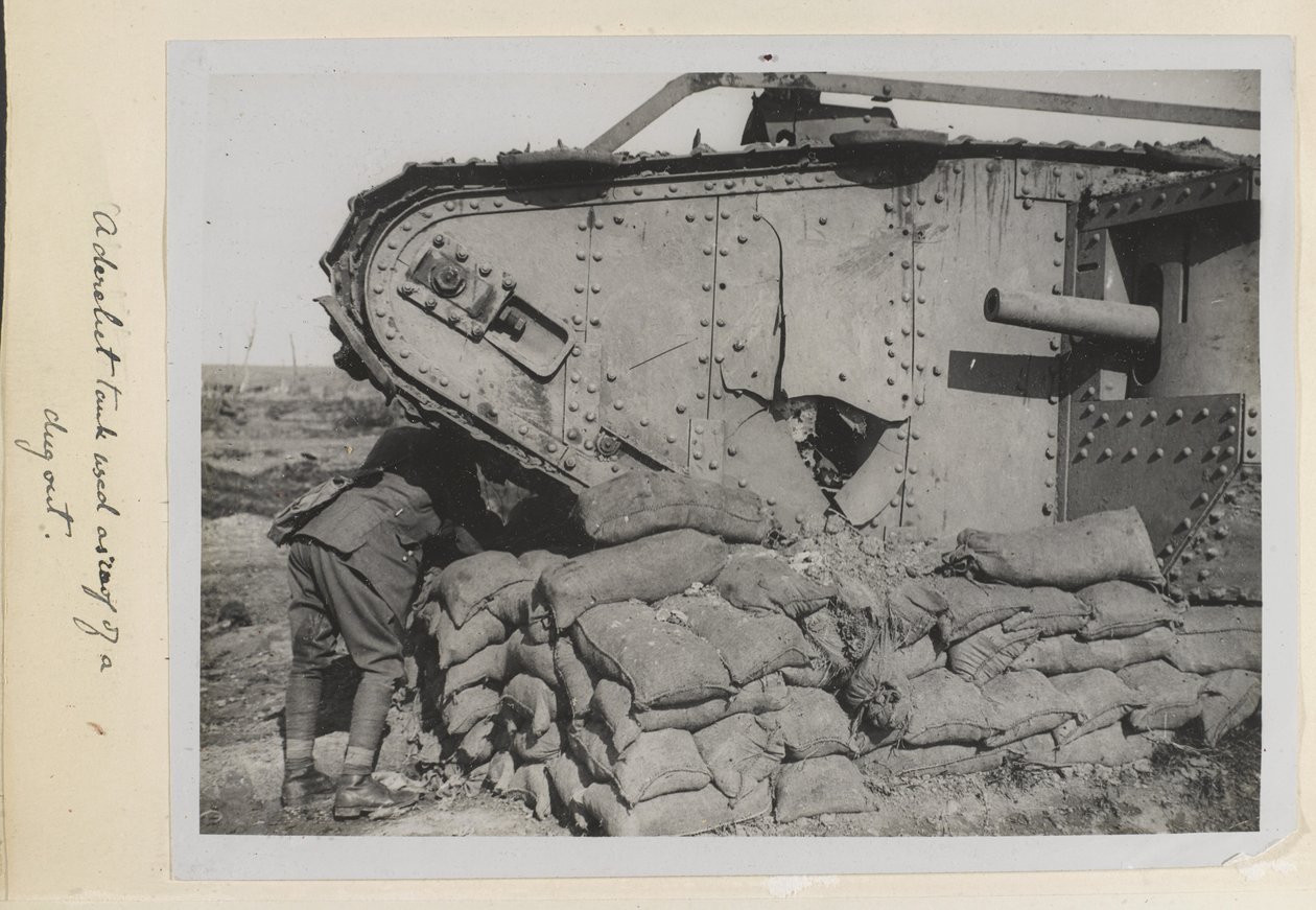 Opuštěná nádrž používaná jako střecha vykopané, 1915-18 od English Photographer