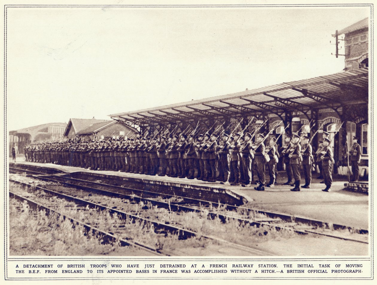 Oddíl britských vojáků, kteří právě detrénovali na francouzském nádraží, z The Illustrated War News, publikované 8. listopadu 1939 od English Photographer