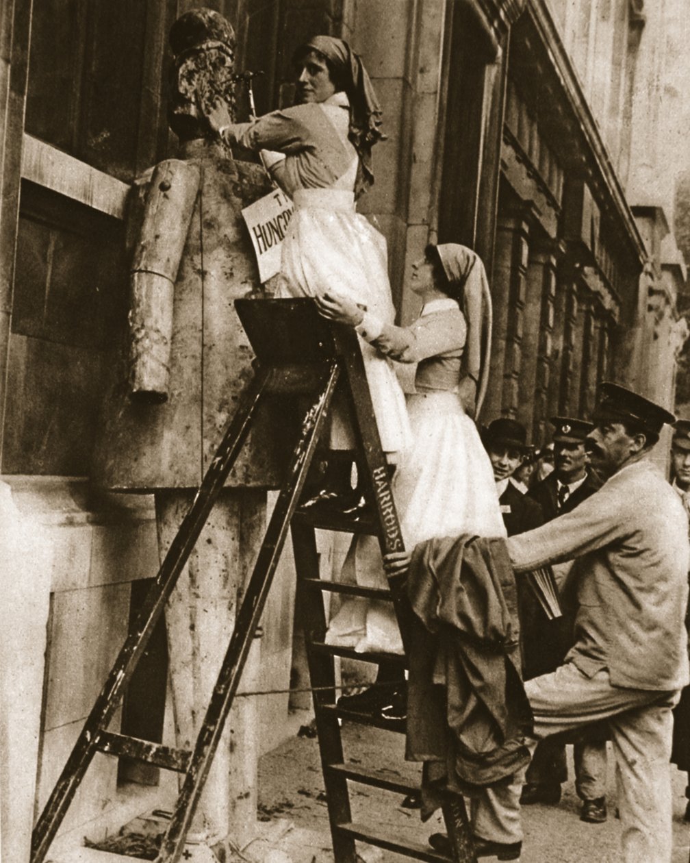 Nemocniční sestra obrací svou obvyklou roli: zatloukání nepřítele na Stepney, ilustrace z The Illustrated War News, 27. září 1916 (sépiová fotografie) od English Photographer