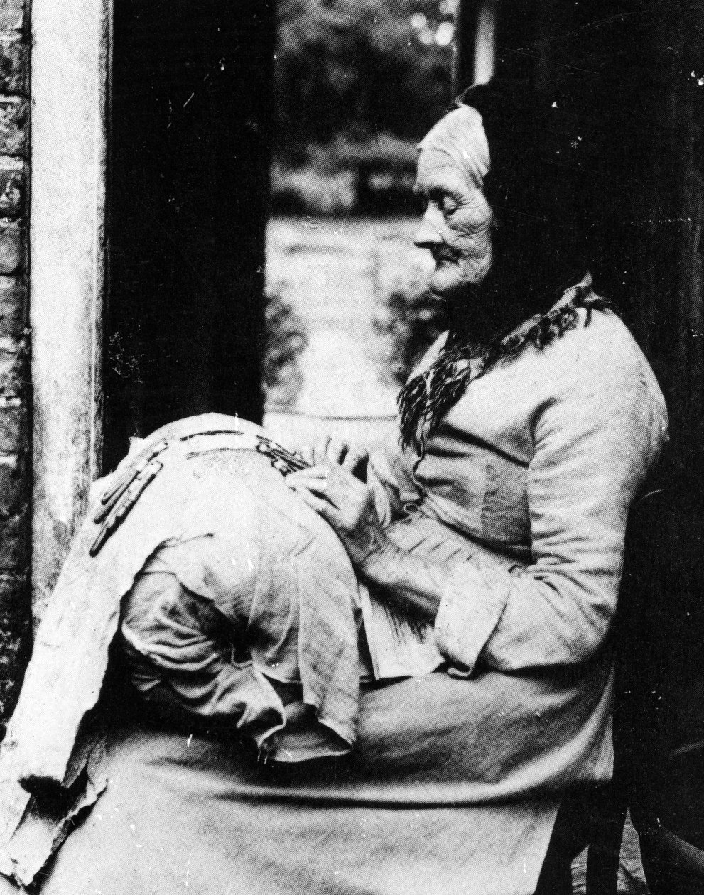 Krajkářka před svým domem v South Buckinghamshire, konec C19 od English Photographer