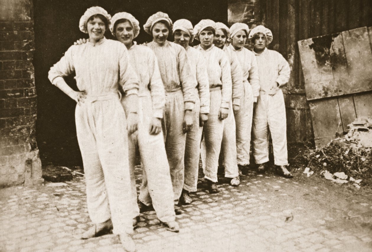 Malebná skupina dělnic: služebné v mlýně v Nottinghamu, z The Illustrated War News, 12. července 1916 (sépiová fotografie) od English Photographer