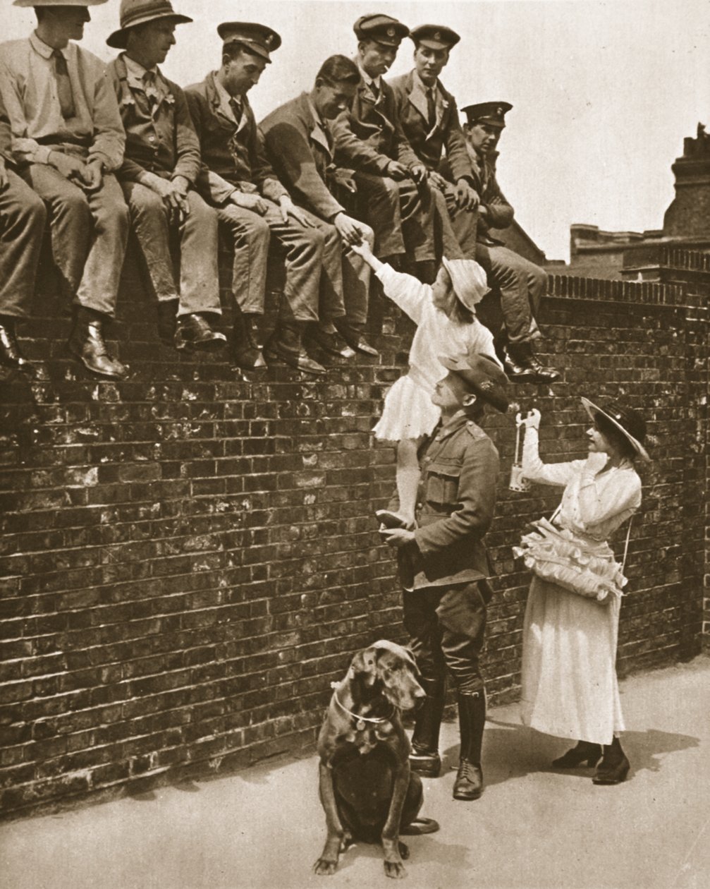 Vysoký Australan pomáhá při prodeji růží zraněným vojákům: Incident Rose Day, z The Illustrated War News, 21. června 1916 (sépiová fotografie) od English Photographer