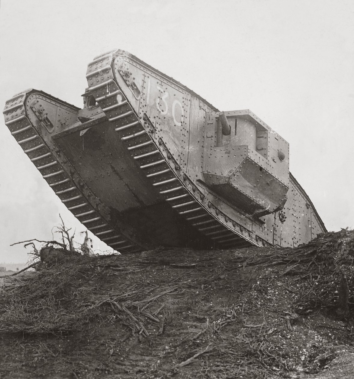 Tank vede pěchotu do akce a rozbíjí drátěné spleti od English Photographer