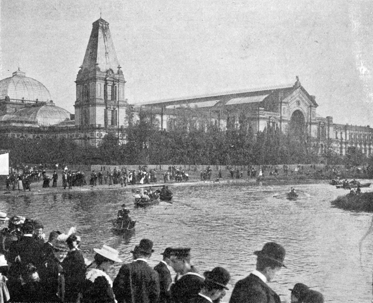 Pohled na Alexandrův palác z rohu jezera, ilustrace od Krále, 25. května 1901 od English Photographer