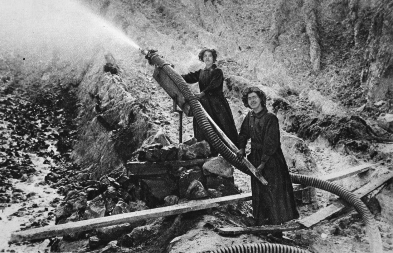 Mokrá práce: ženy umývačky hlíny v cornwallské jámě, ilustrace z The Illustrated War News, září 1916 od English Photographer