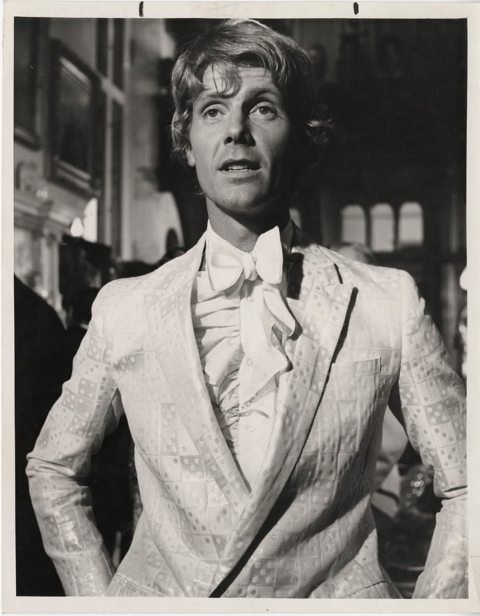 Herec James Fox v bundě od pana Fishe, 1968 od English Photographer