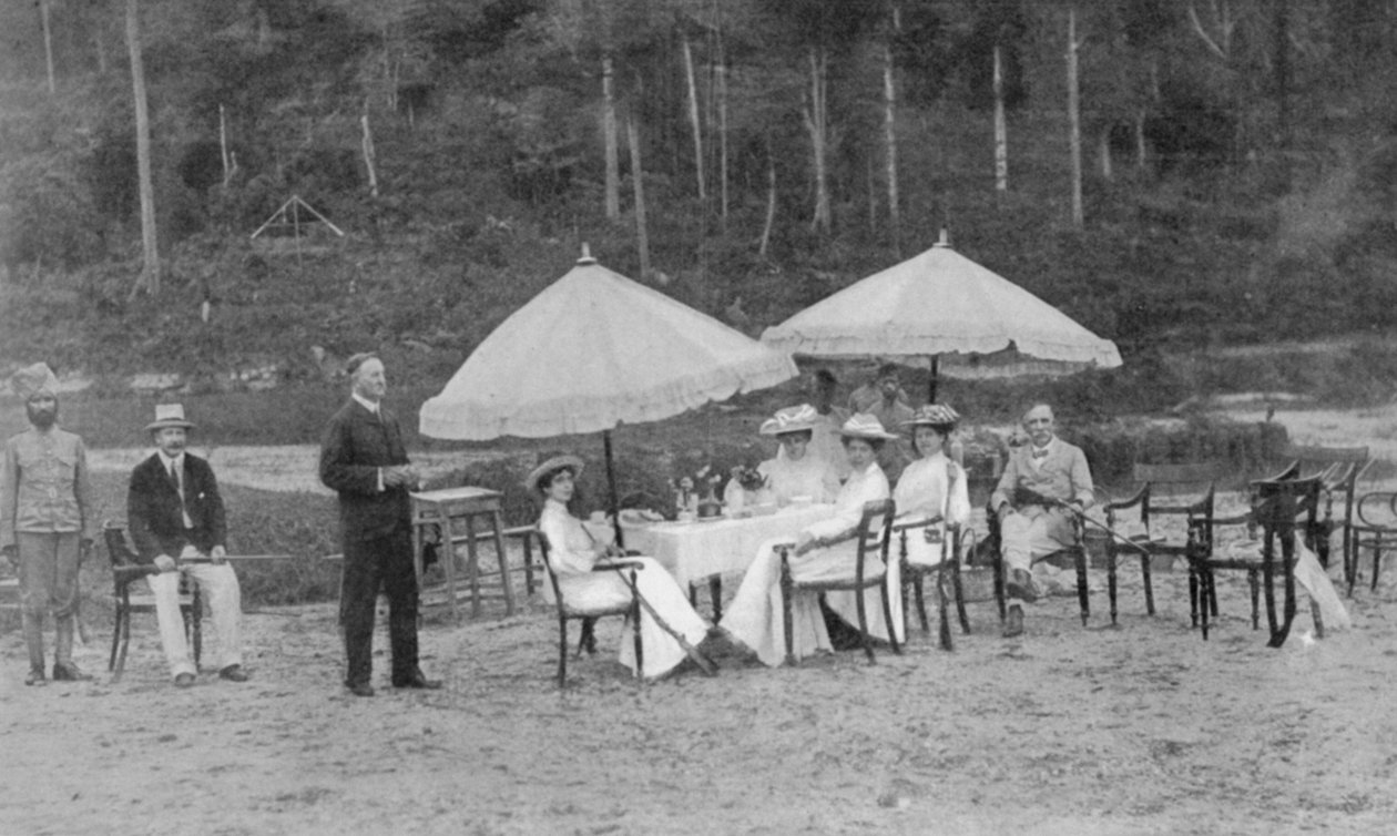 After a Match: Riflewomen at Lunch, z článku nazvaného English Women at Play in Far-Away Perak publikovaného v The Graphic 27. října 1906 od English Photographer
