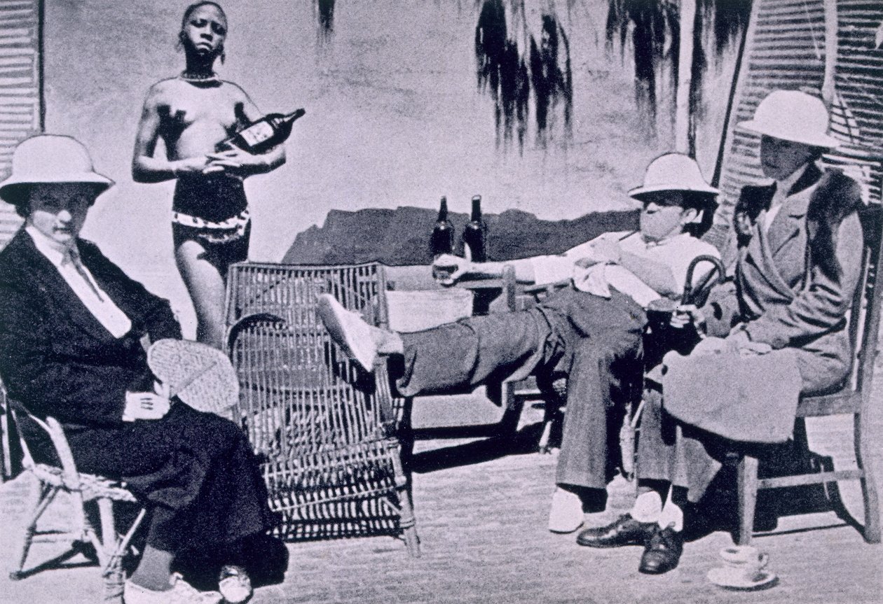 Odpolední čaj u soudce Wigginse z knihy Through Darkest Pondelayo: An account of adventures of two English ladies on a Cannibal Island, autor: Joan Lindsay, 1936 od English Photographer