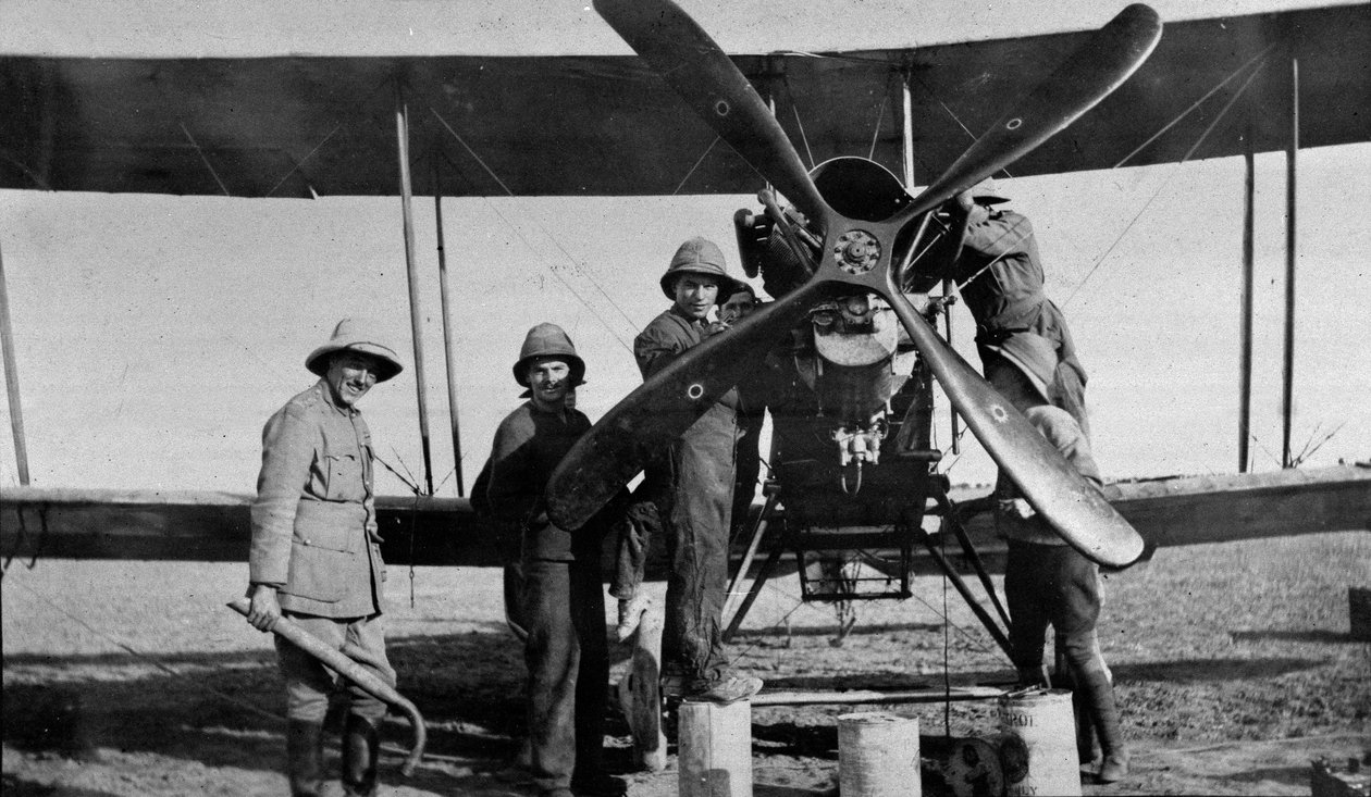 Letadlo prochází opravami, 1916 od English Photographer