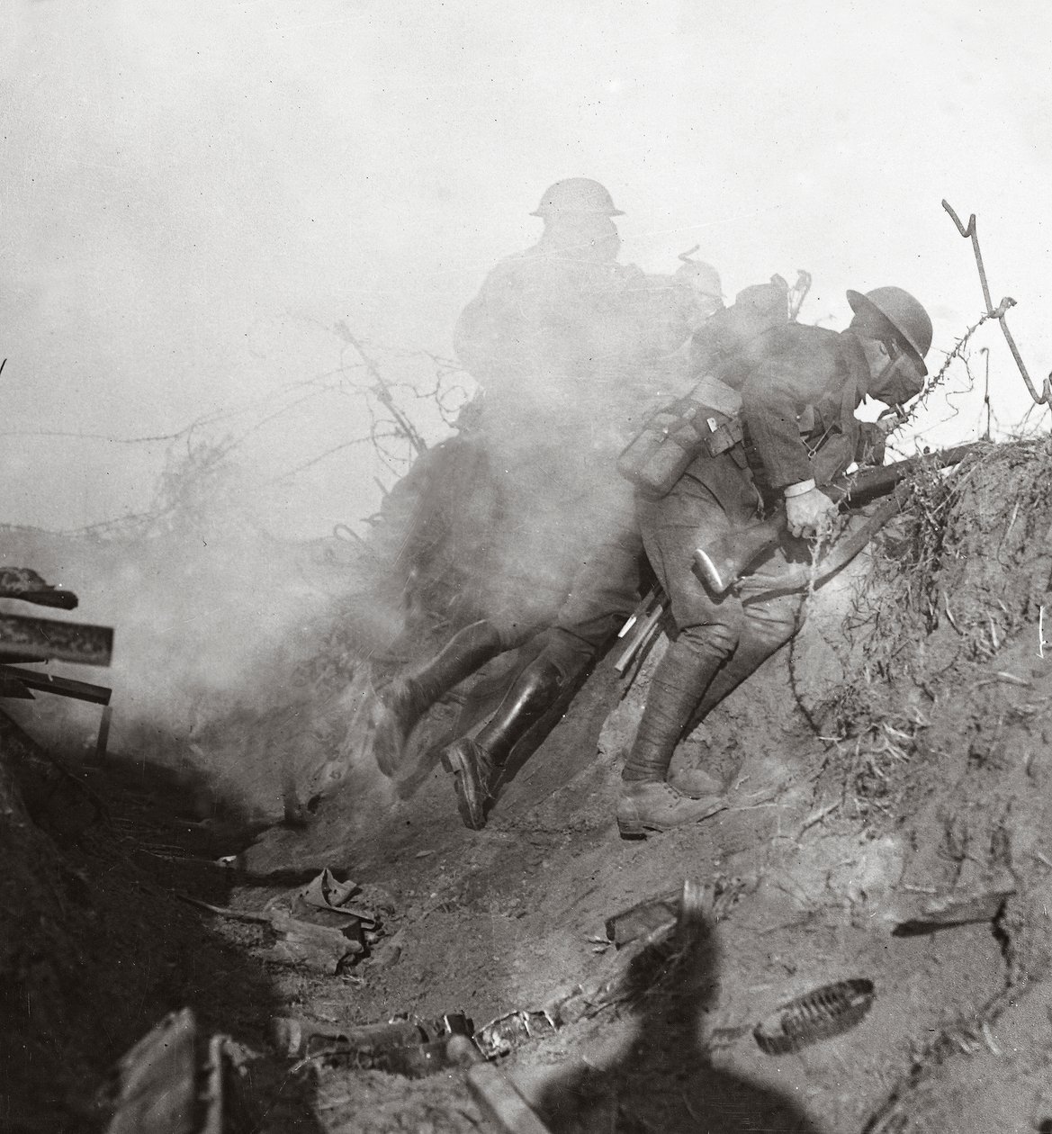 Uprostřed výbuchu plynu a slzných granátů vytlačujeme Bosche z Bourlon Wood, 1917 od English Photographer
