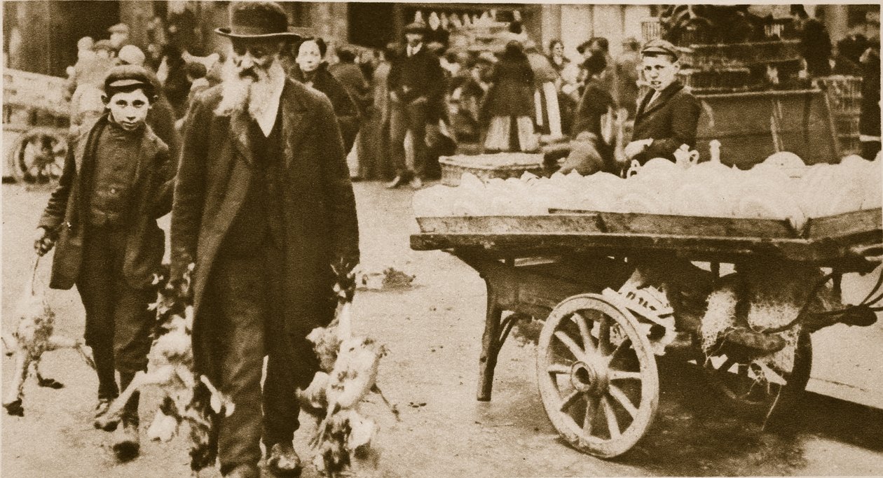 Židovský starý muž a jeho vnuk nesoucí slepice z Wentworth Street, Stepney (sépiová fotografie) od English Photographer
