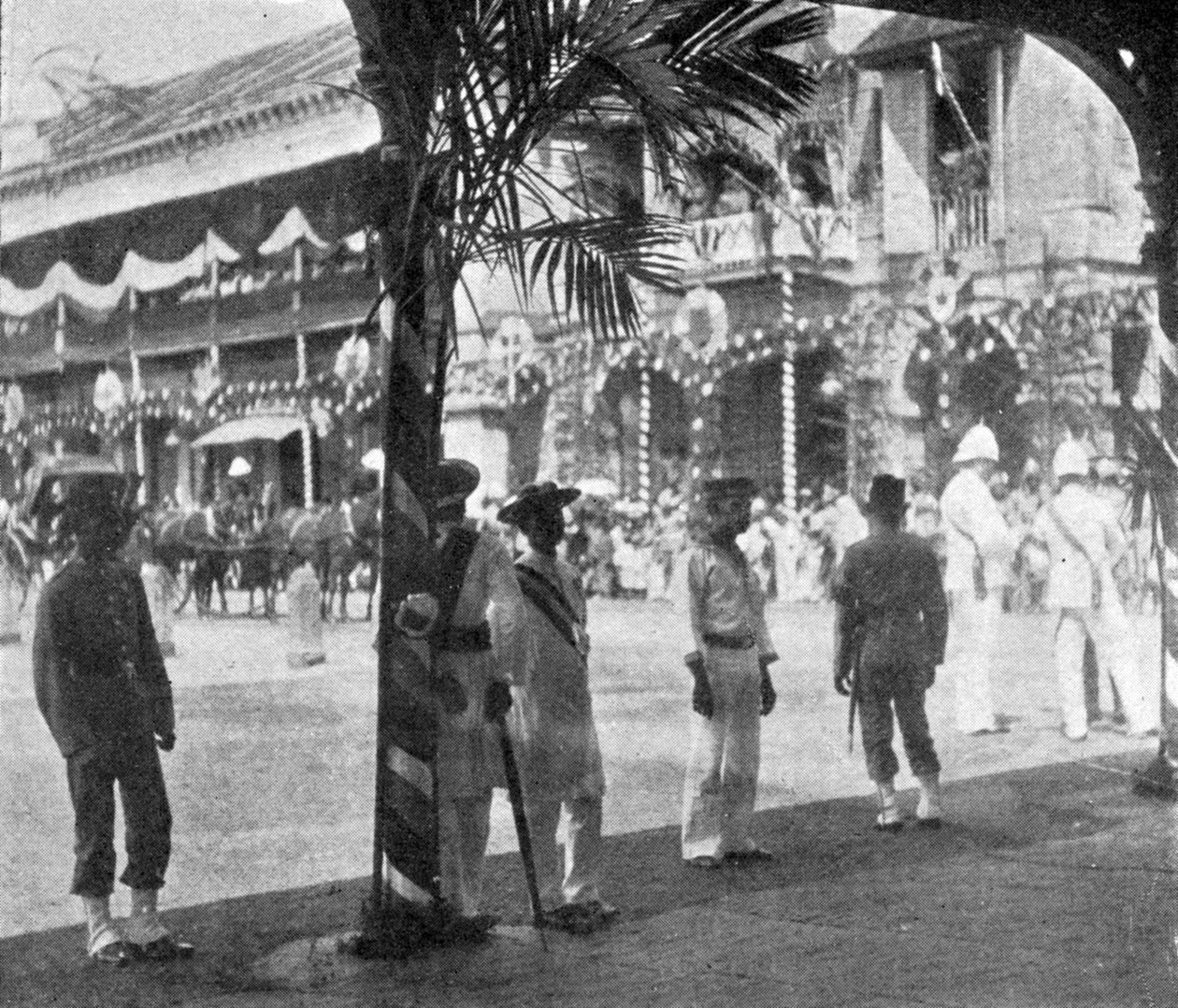 Čekání na příjezd vévody a vévodkyně z Yorku, Singapur, ilustrace z Krále, 25. května 1901 od English Photographer