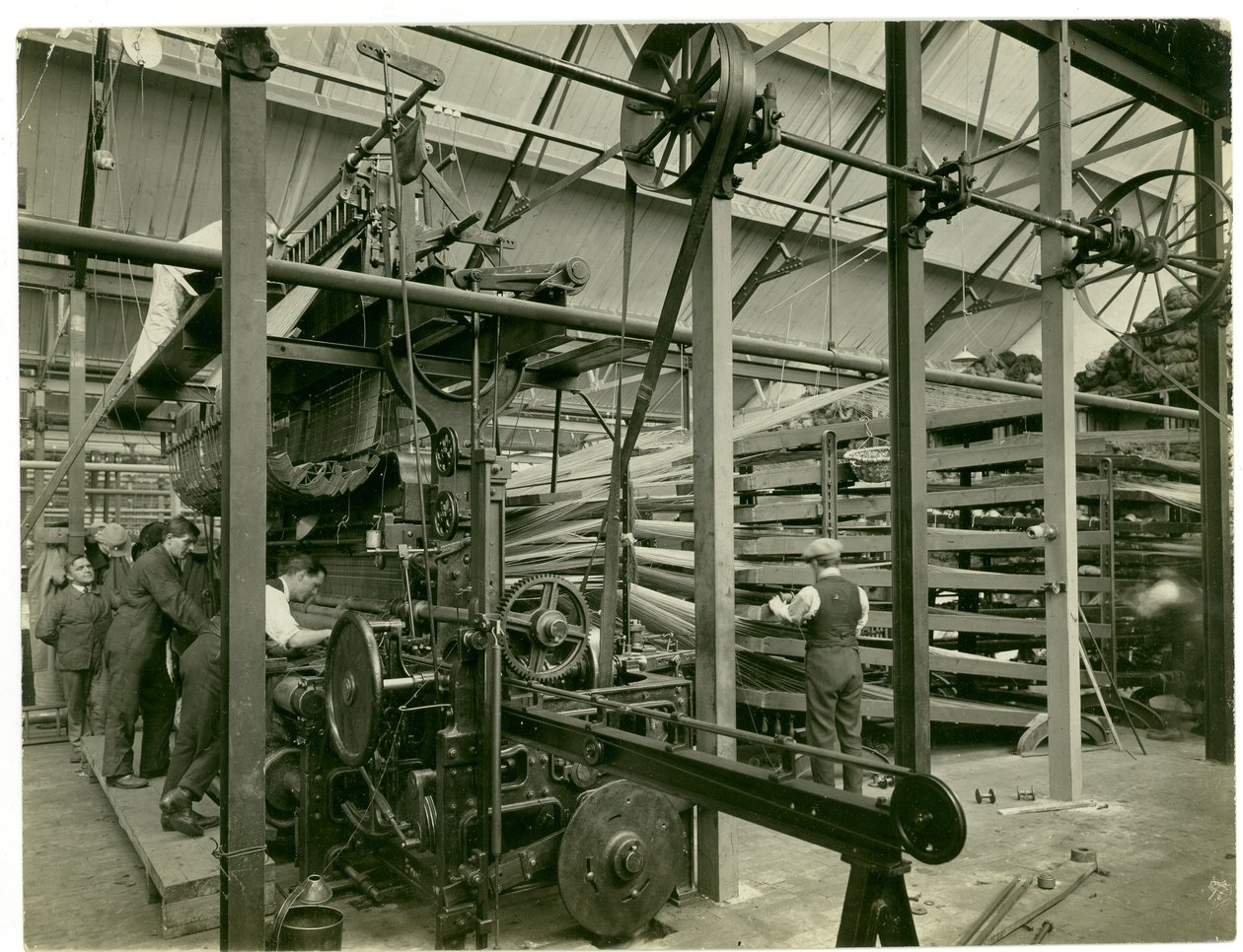 Axminster Jacquard tkalcovský stav, továrna na koberce, 1923 od English Photographer