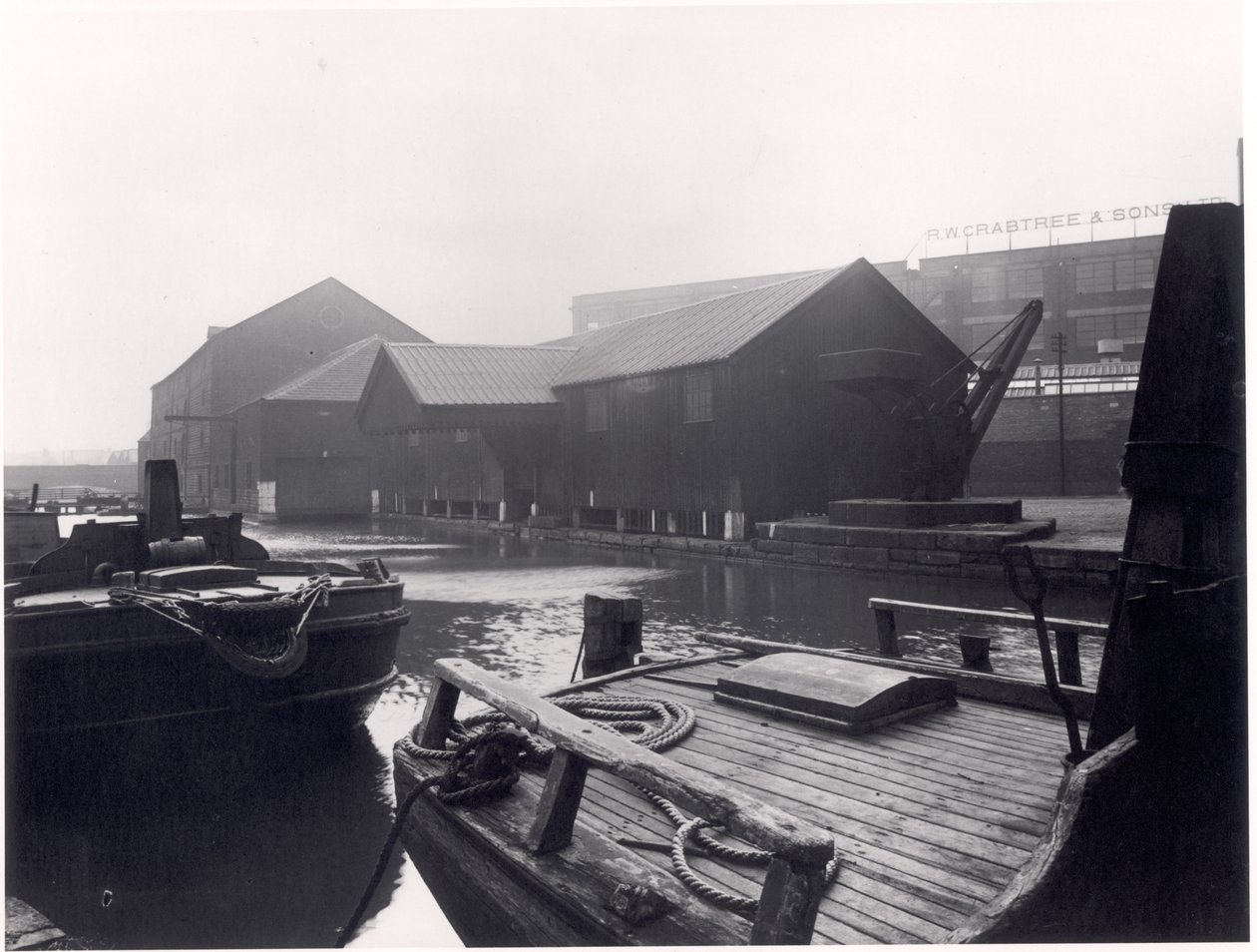 Čluny na Canal Wharf, Leeds Liverpool Canal, 1951 od English Photographer