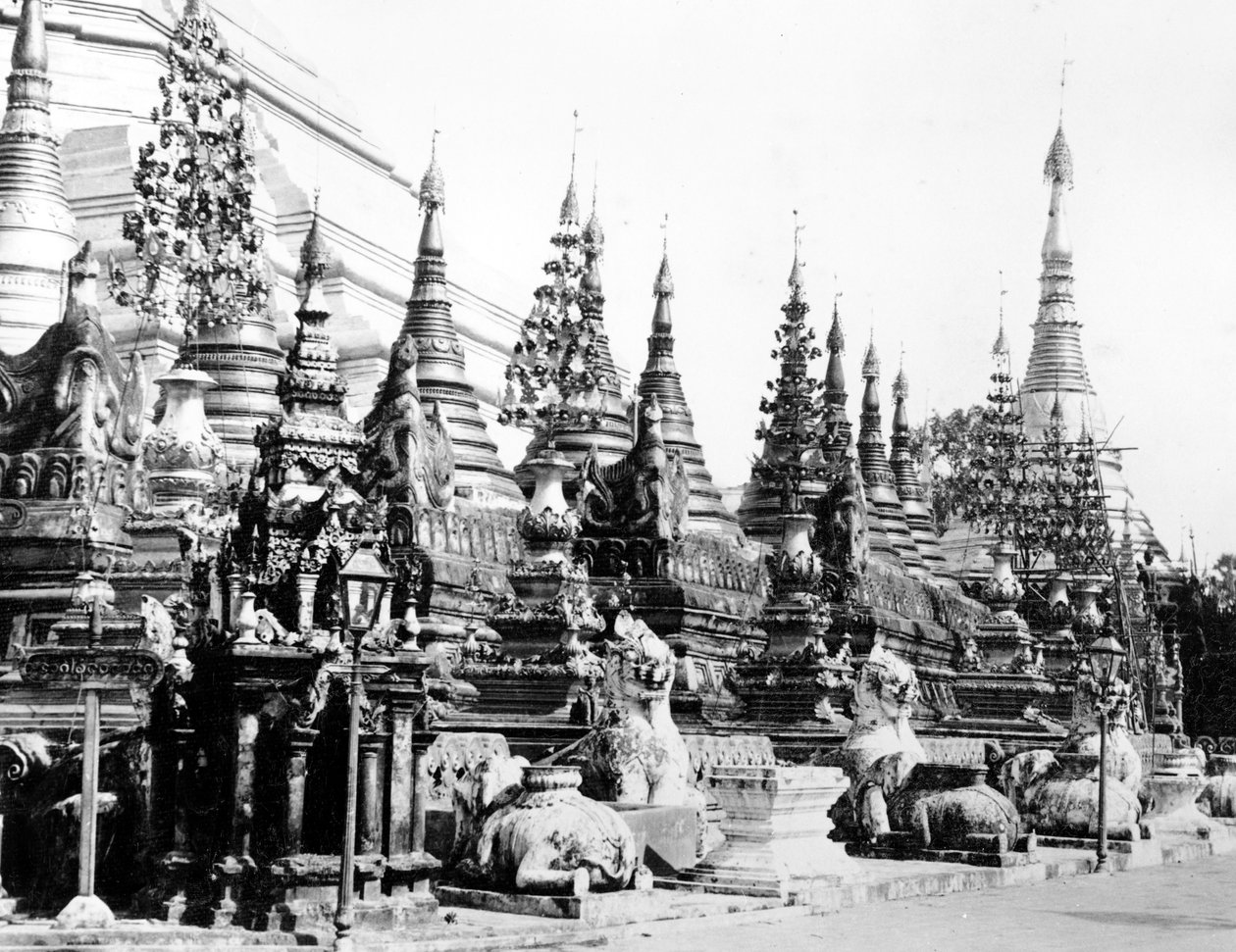 Podstavec pagody Shwedagon v Rangúnu, Barma, asi 1886 od English Photographer
