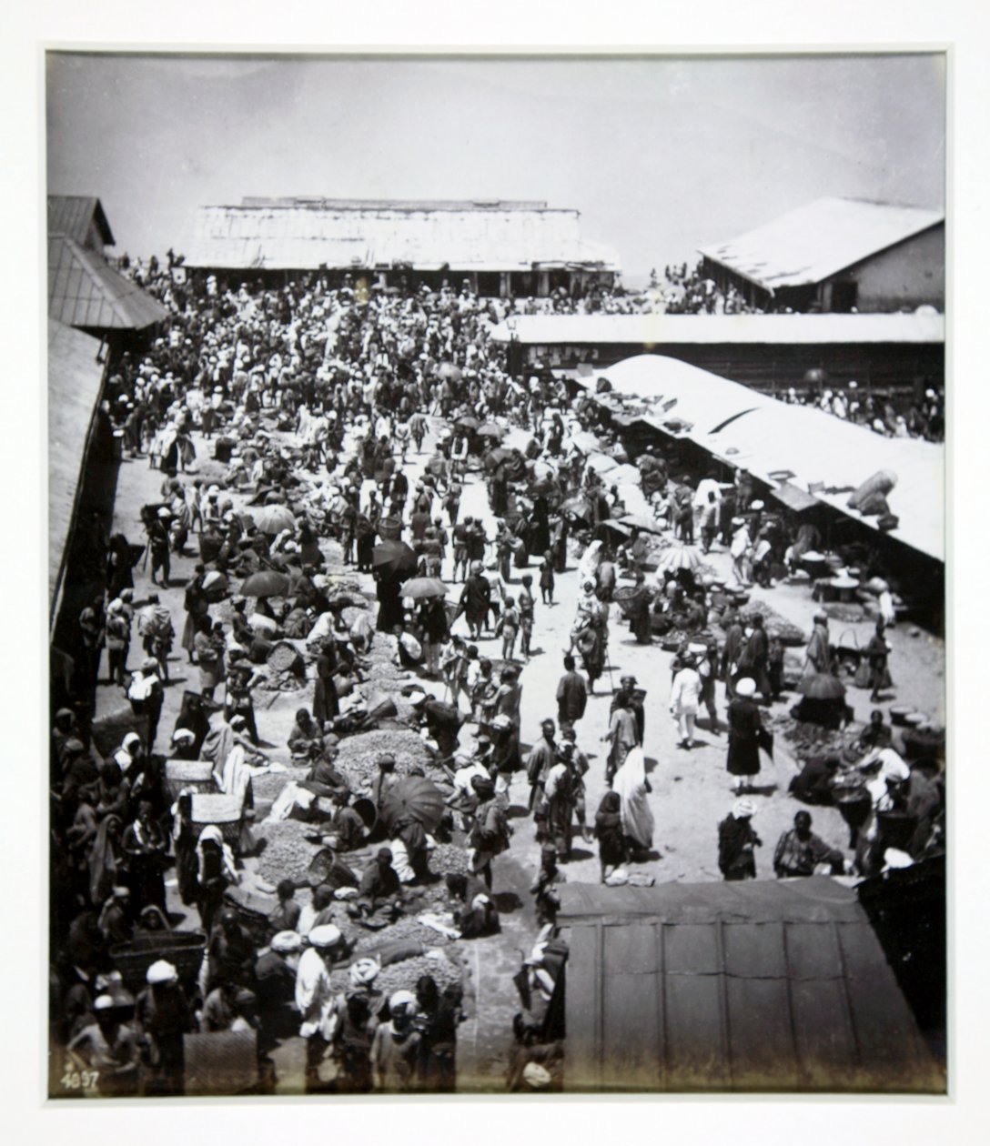 Bazar, Darjeeling, fotografie připsaná Bourne und Shepherd, cca 1880 od English Photographer