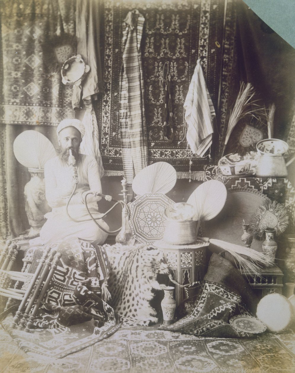 Bazar v Káhiře, Egypt, kolem roku 1878 od English Photographer
