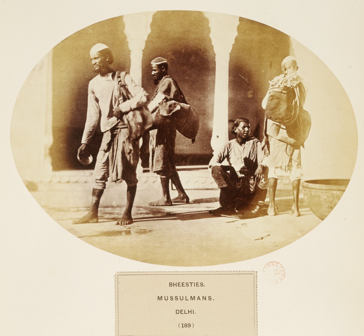 Bheesties, Mussulmans, Dillí, od The People of India, od J. Forbes Watson, publikoval 1868 (tisk alba) od English Photographer