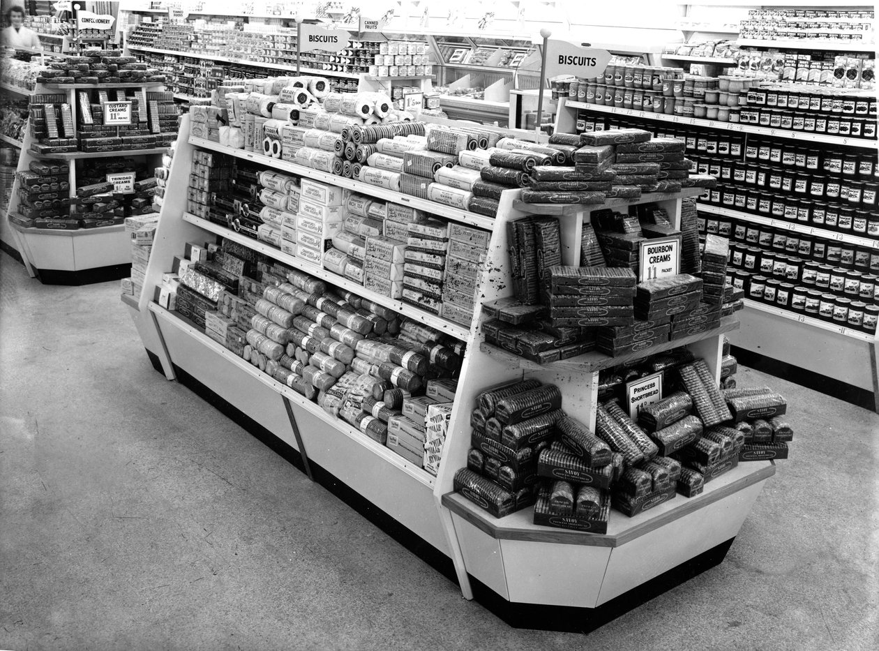 Ulička se sušenkami, obchod Woolworths, 1956 od English Photographer