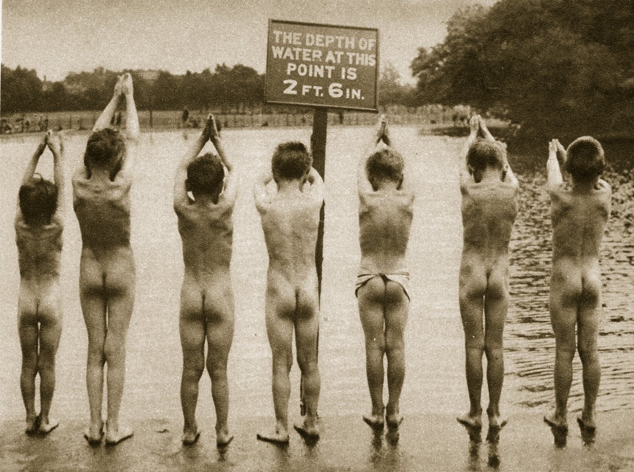Koupání chlapců v parku, Clapham 1926 (sépiová fotografie) od English Photographer