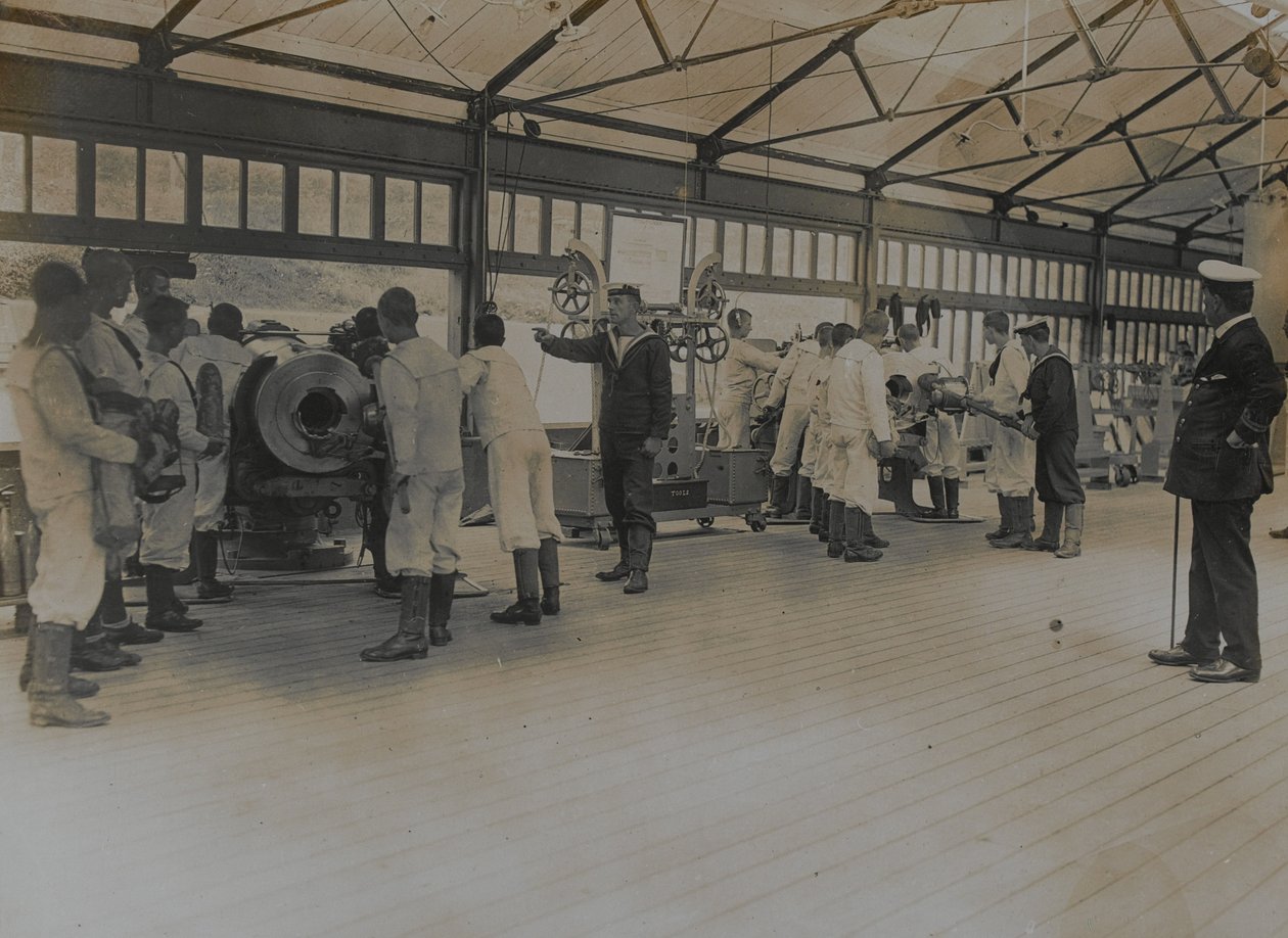 Chlapci z Royal Navy cvičí se zbraněmi v Shotley Barracks od English Photographer