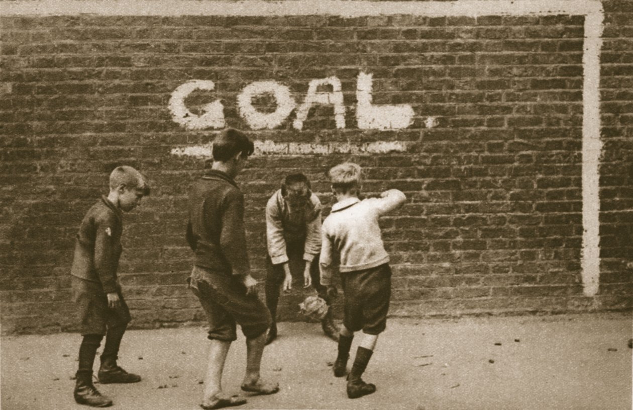 Chlapci hrající si v East Endu, z knihy Wonderful London, vydané v letech 1926-27 (fotogravura) od English Photographer