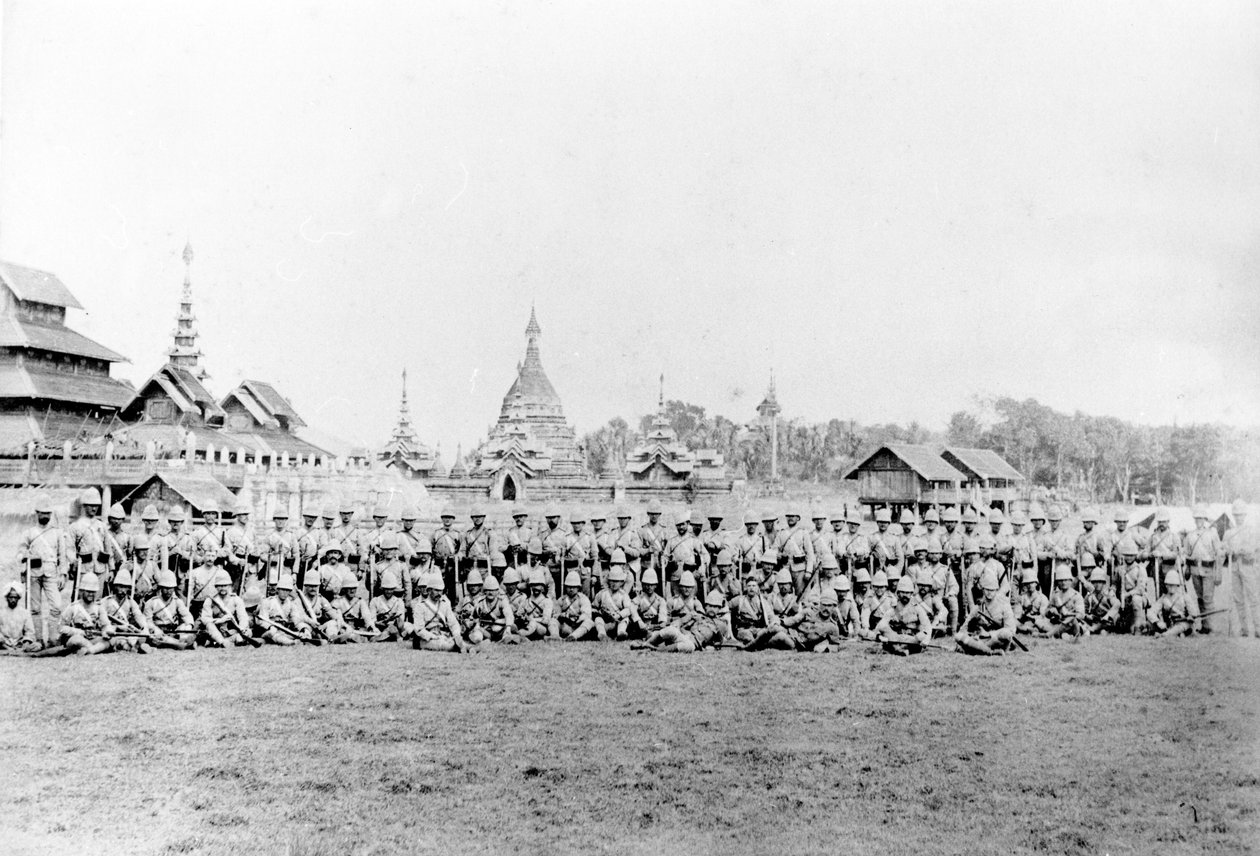 Britský pluk před palácem Wuntho a buddhistickým klášterem, 1891 od English Photographer