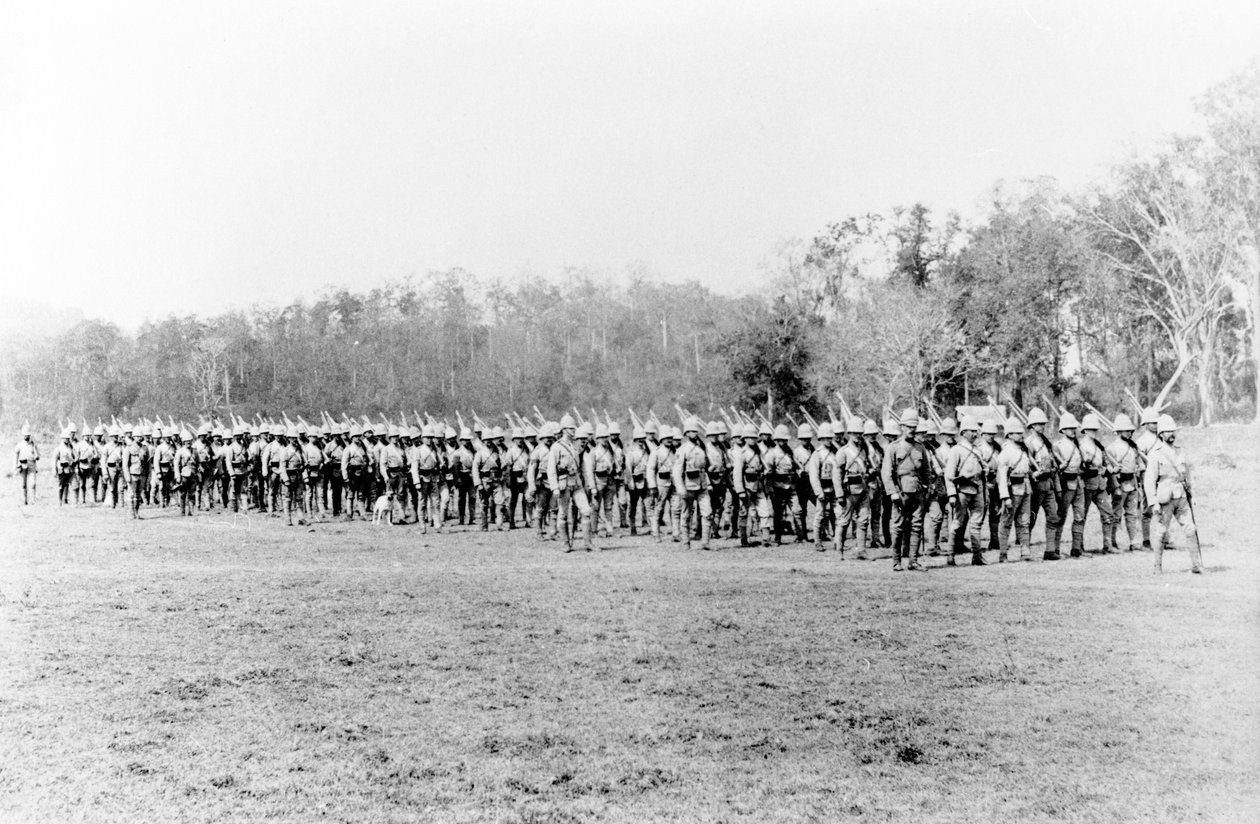 Britská vojska na pochodu v Barmě, kolem roku 1891 od English Photographer
