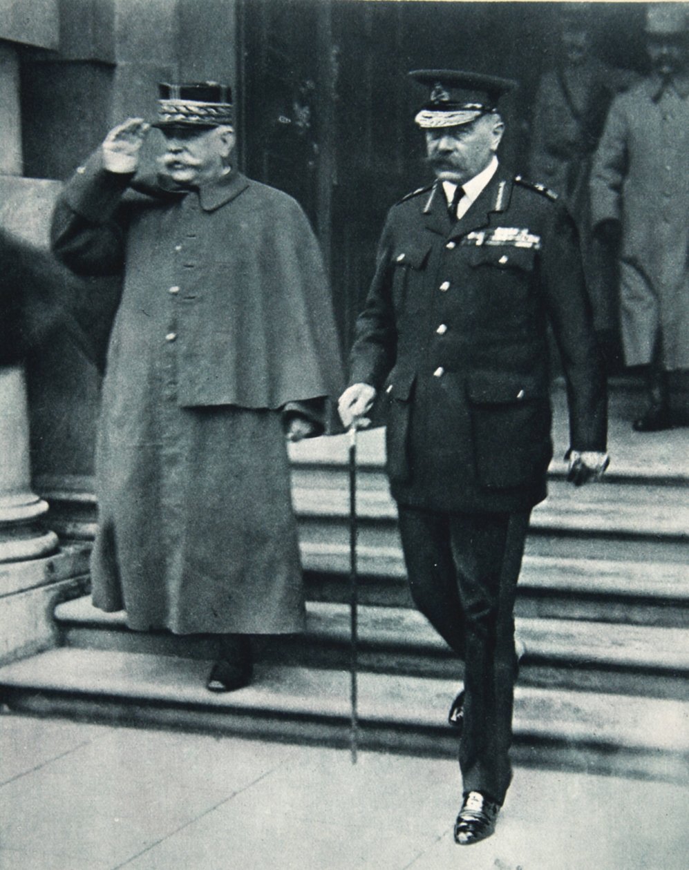 Britský ministr války a francouzský generalissimus: z The Illustrated War News, 1916. od English Photographer