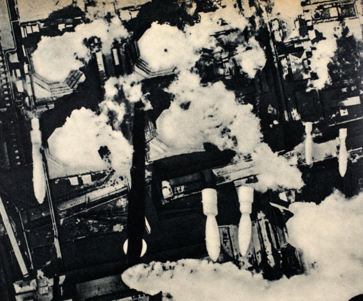 Britské bomby dopadly na elektrárnu v Kolíně nad Rýnem, 1942-45 od English Photographer