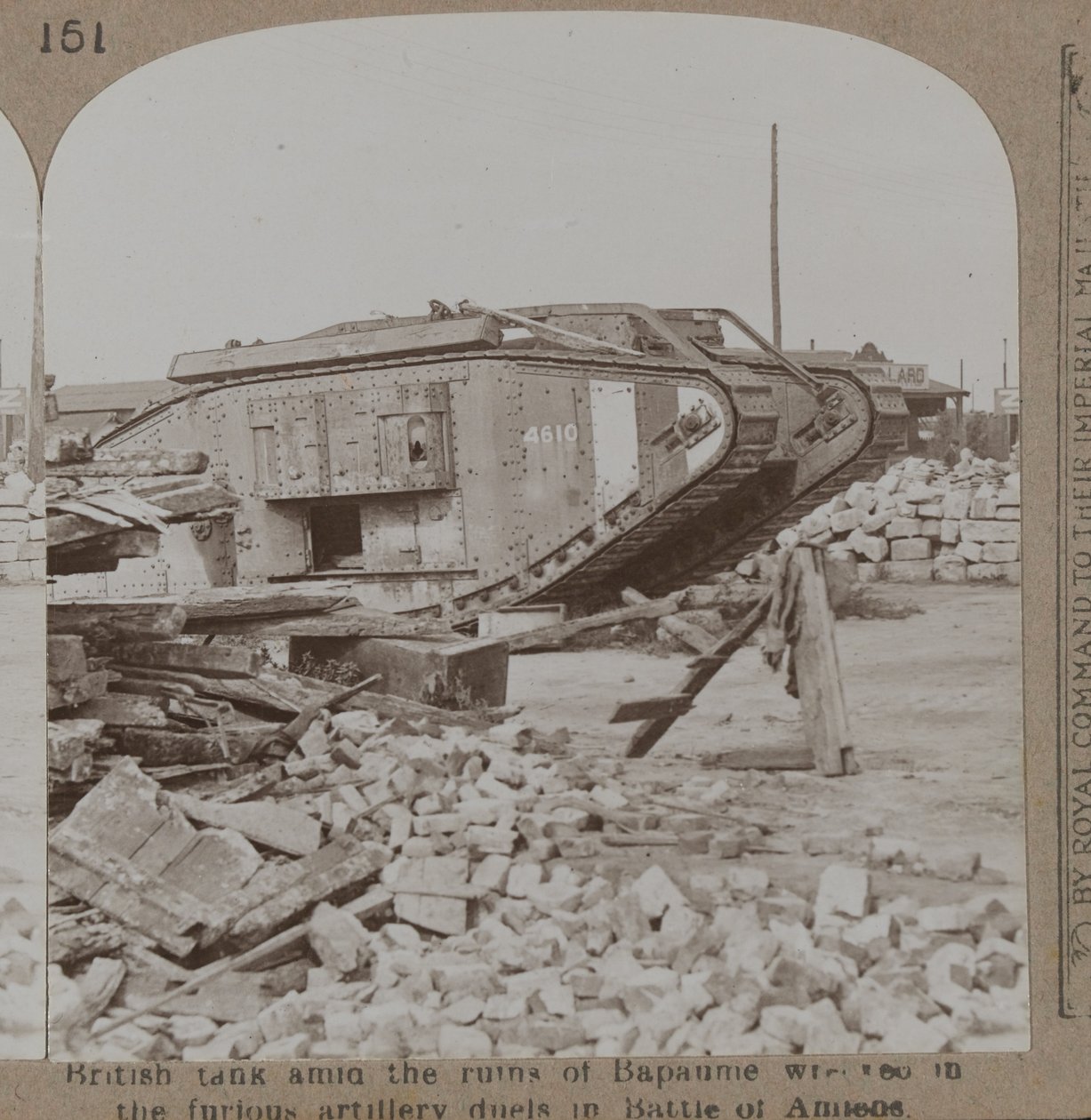 Britský tank uprostřed ruin Bapaume od English Photographer