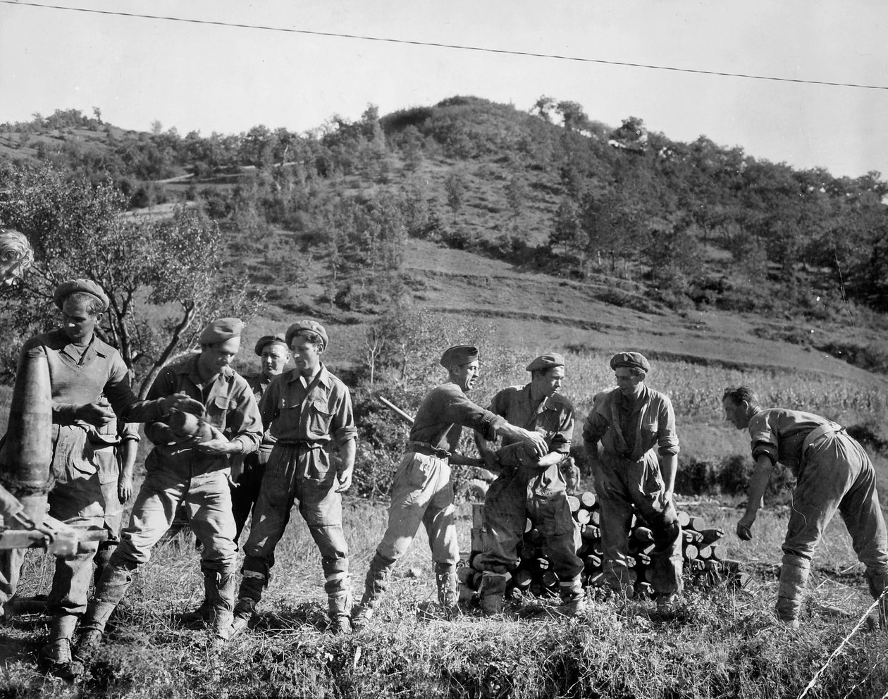 Britské jednotky skládající granáty, Itálie, 1944 od English Photographer