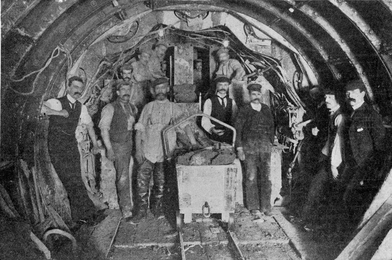 Stavba kanalizace v Bow a Victoria Parku, ilustrace z The King, 1. června 1901 od English Photographer