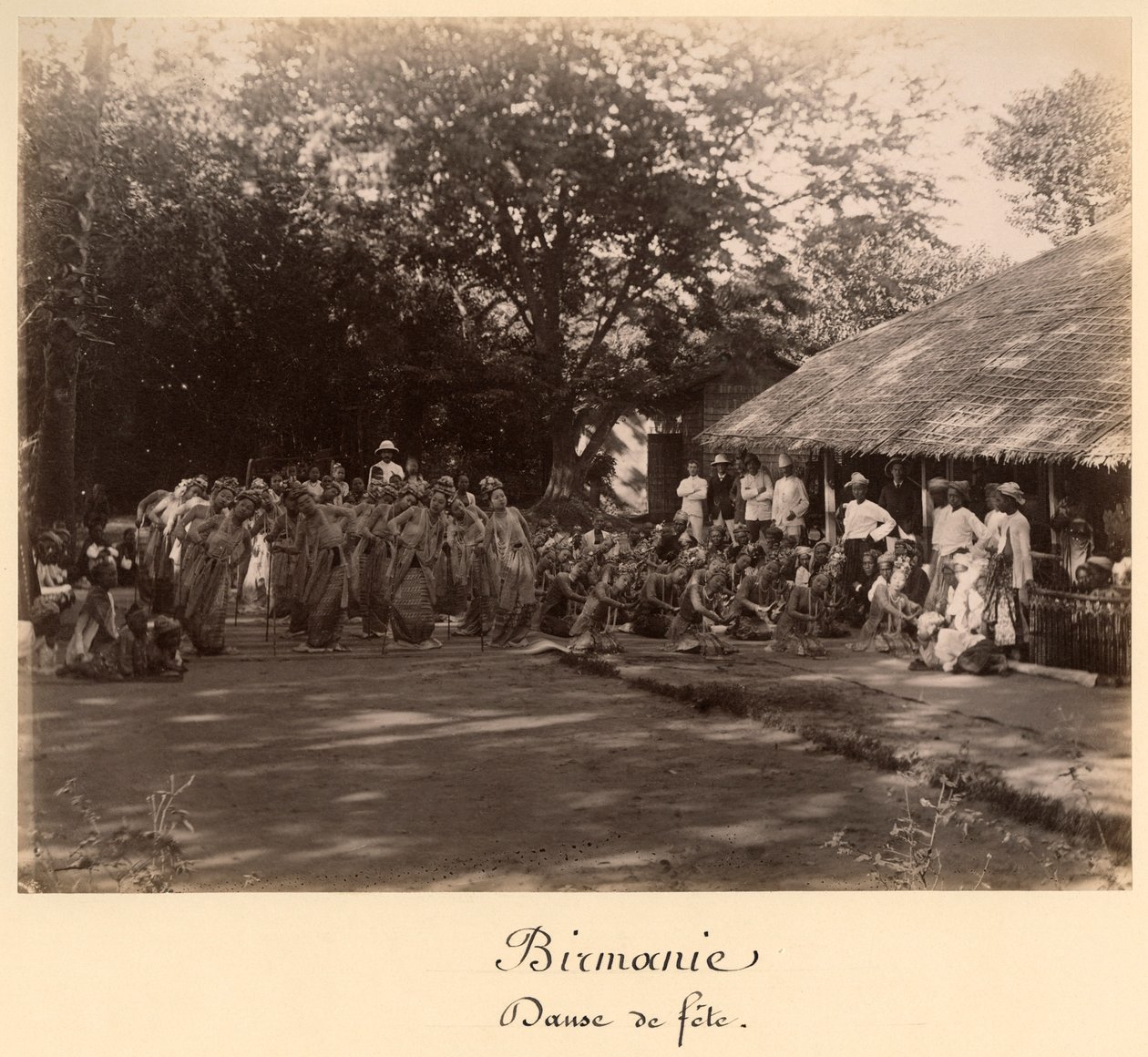 Barmští tanečníci slaví, Barma, konec 19. století (albumenový tisk) od English Photographer