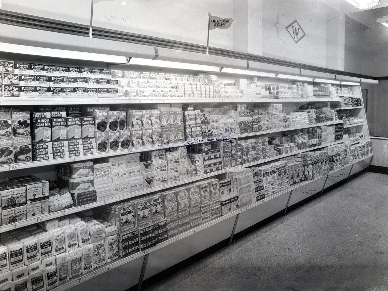 Ulička se směsí dortů a pudinků, obchod Woolworths, 1956 od English Photographer