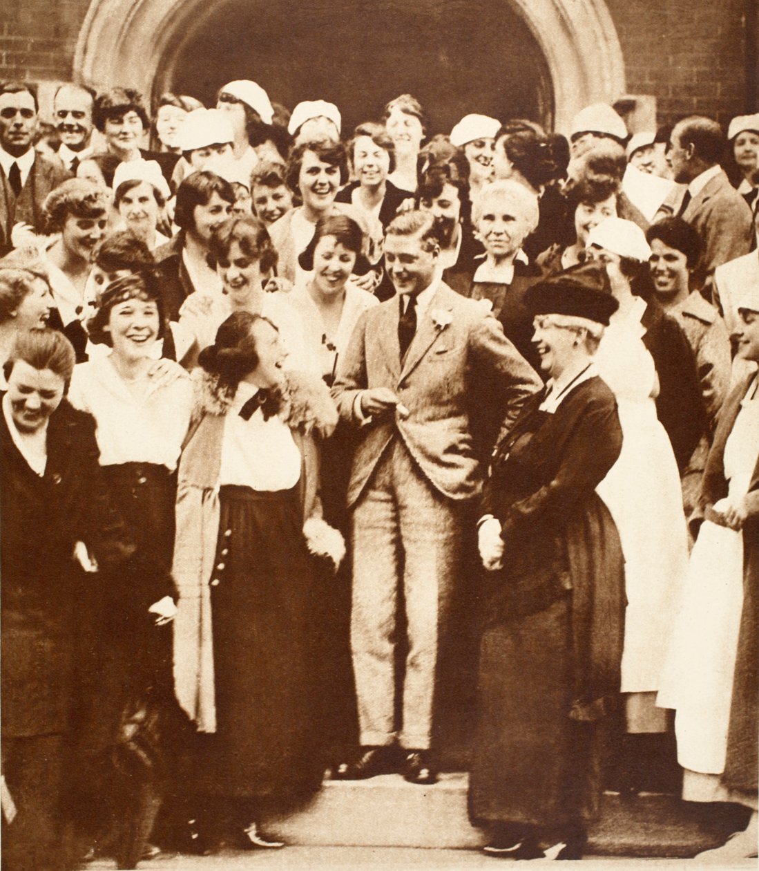 Kanadské ženy říkají králi Edwardu VIII vtip, na Ontarijské zemědělské škole, 1919 od English Photographer