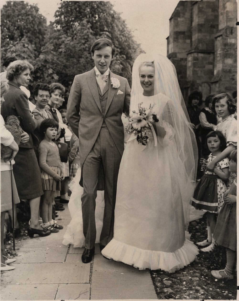 Candida Betjeman v Belleville Couture na její svatbě s Rupertem Lycettem Greenem, červen 1963 od English Photographer