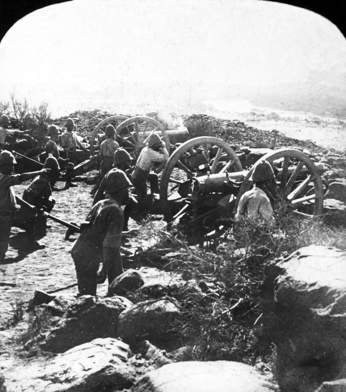 Dělostřelectvo Cape Garrison dělá to horké pro Boery přes řeku Modder, Jižní Afrika, 1899 od English Photographer