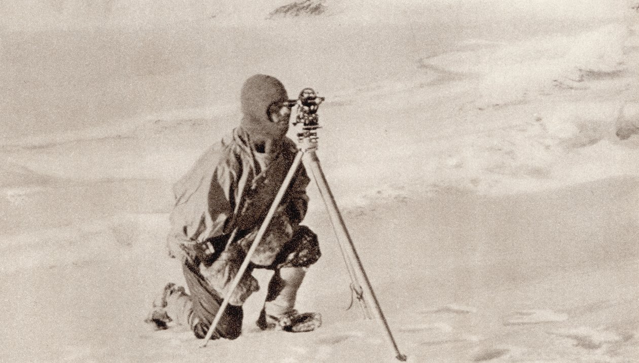 Kapitán Evans pozoruje pomocí teodolitu používaného kapitánem Scottem k určení polohy jižního pólu z filmu „South With Scott“ od E.R.G.R. Evans od English Photographer
